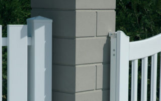pilier portail blanc cassé